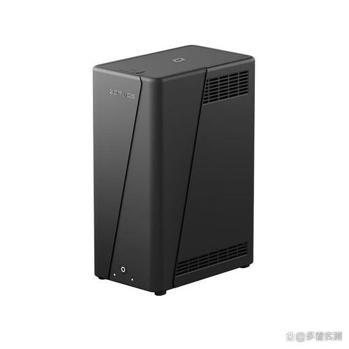 晚上,家人聚在客厅中,沙发上放着各式各样的电子设备,大家都期待着能